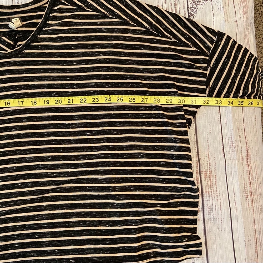 We The Free Oversized 3/4 Sleeve Split Bottom Top. Size Medium. EUC - Picture 4 of 10